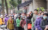 Người dân Hà Nội xếp hàng mua khẩu trang kháng khuẩn